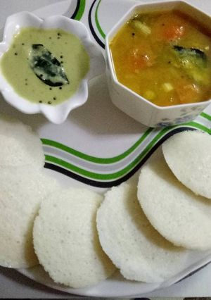 A picture of Idli sambhar.