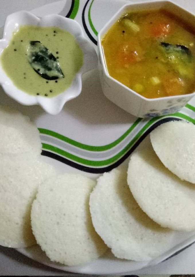 A picture of Idli sambhar.
