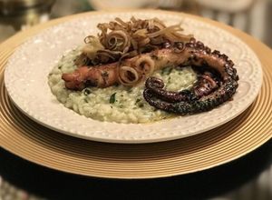 Foto de Polvo com risoto de limão siciliano e alho poró crocante
