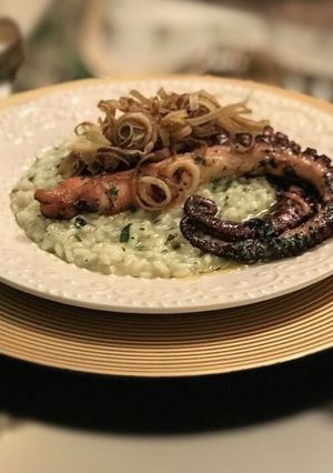 Foto de Polvo com risoto de limão siciliano e alho poró crocante
