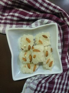 ટોપરા પાક (Topra Paak Recipe In Gujarati) રેસીપી મુખ્ય ફોટો