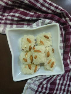 ટોપરા પાક (Topra Paak Recipe In Gujarati) રેસીપી મુખ્ય ફોટો