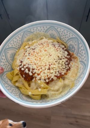 Une photo de Pâtes fraîches à la sauce aubergine et mozzarella