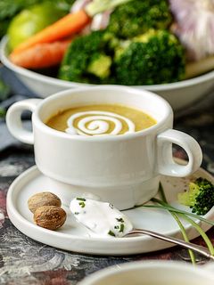 Una foto de Crema de verduras caseras y salsa de yogur