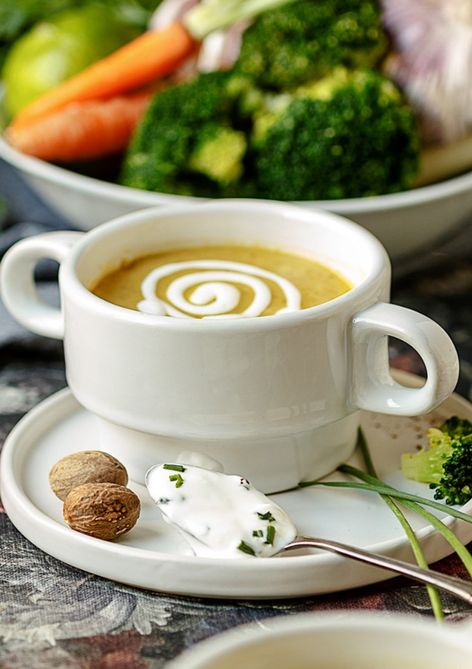 Una foto de Crema de verduras caseras y salsa de yogur