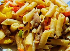 Una foto de Macarrones con pollo y verduras