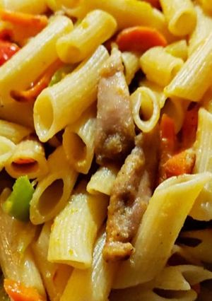 Una foto de Macarrones con pollo y verduras