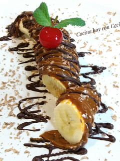 Una foto de Banana con dulce de leche y chocolate