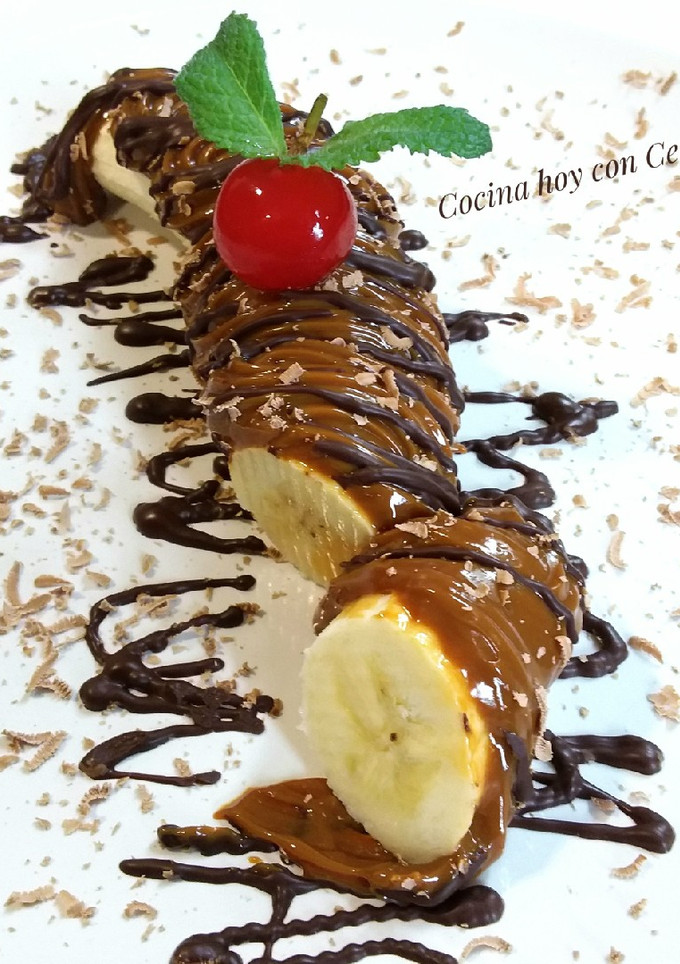 Una foto de Banana con dulce de leche y chocolate