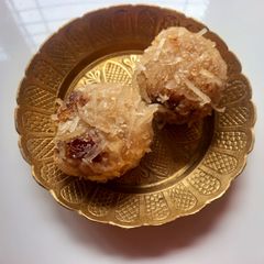 A picture of Coconut ladoo.