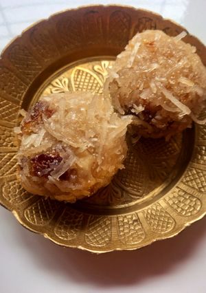 A picture of Coconut ladoo.
