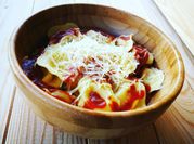 Una foto de raviolis con tomate