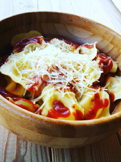Una foto de Ravioli de calabaza y cebolla caramelizada con salsa de tomate