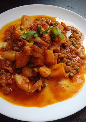 A picture of Aloo Gobi Matar Sabzi (Potato, Cauliflower, and Pea Curry).