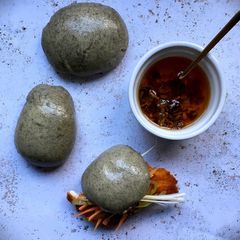 A picture of Pebbles - steamed buns.