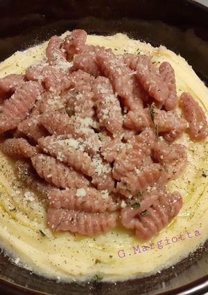 Foto di Malloreddus con rape rosse e purea di patate