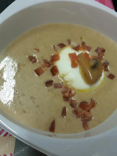 Una foto de Huevo trufado en crema de champiñones
