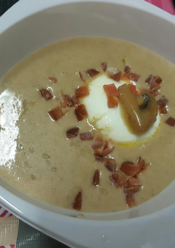 Una foto de Huevo trufado en crema de champiñones