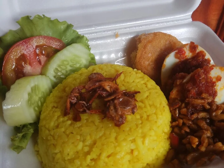 Cara Simple Membikin Resep  Nasi kuning gurih praktis pakai magicom yang Menggugah Selera, Bikin Ketagihan
