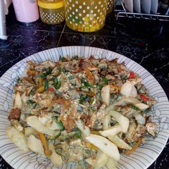 A picture of Scrambled egg with chips.