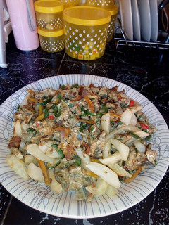 A picture of Scrambled egg with chips.