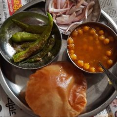 A picture of Chole puri.