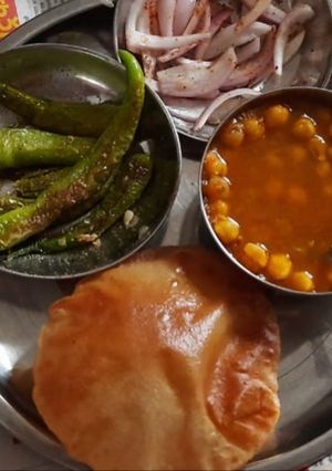 A picture of Chole puri.