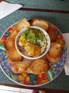 Una foto de Huevos al horno con sofrito y jamón de pavo al horno