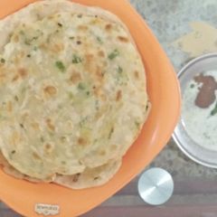 A picture of Hara lehsun paratha.