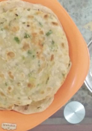 A picture of Hara lehsun paratha.