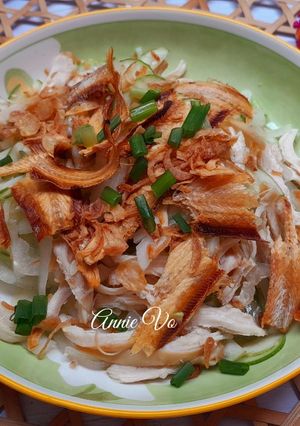 Hình của món Cá khô trộn dưa leo hành tây ức gà.