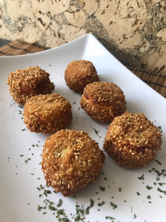 Una foto de Bolitas de queso de cabra con sésamo