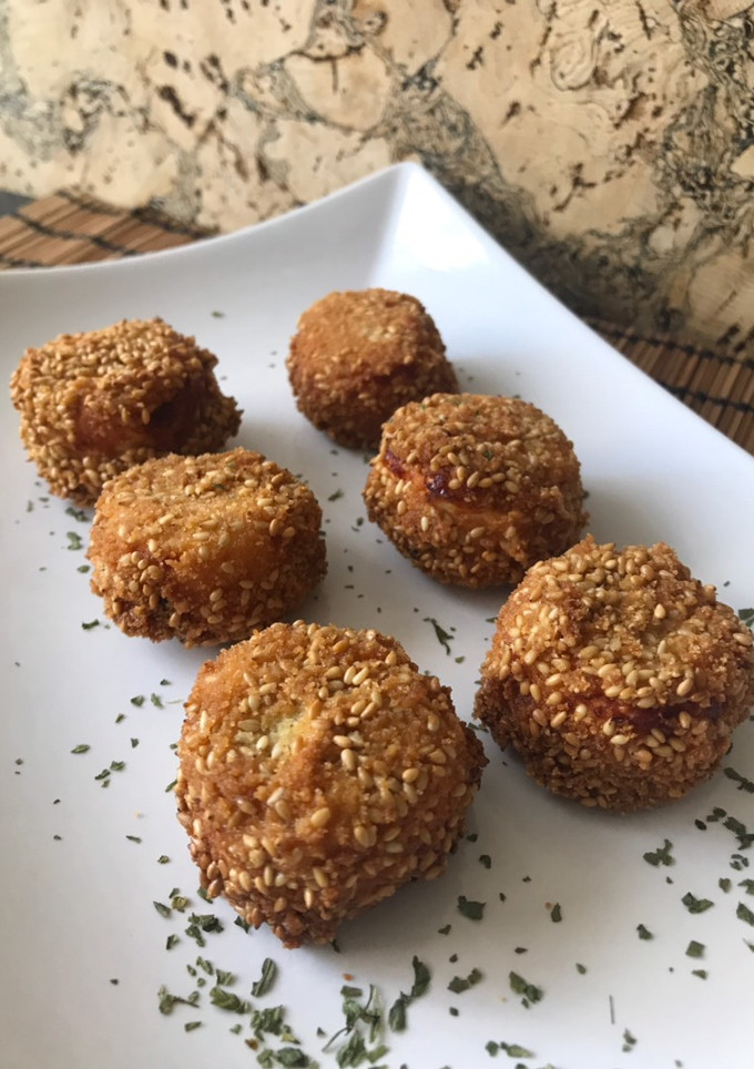 Una foto de Bolitas de queso de cabra con sésamo
