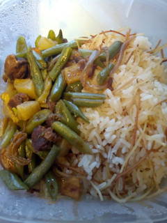 Una foto de Arroz árabe con vainitas salteadas
