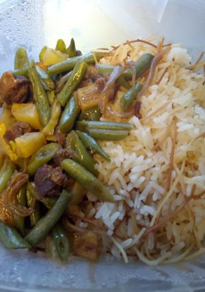 Una foto de Arroz árabe con vainitas salteadas