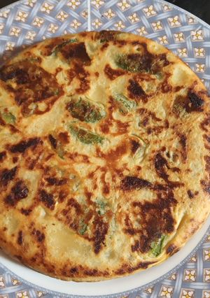 Una foto de Tortilla de zapallitos y cebolla caramelizada sin huevos