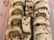 Una foto de sushi de atún