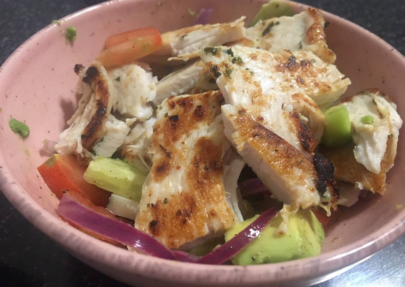 Ensalada de aguacate y pavo