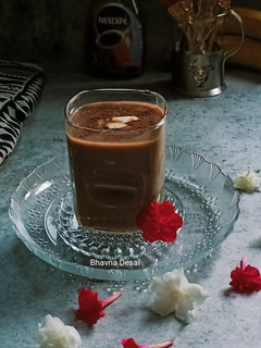 કેળા કોફી શેક (Banana Coffee Shake Recipe In Gujarati) રેસીપી મુખ્ય ફોટો