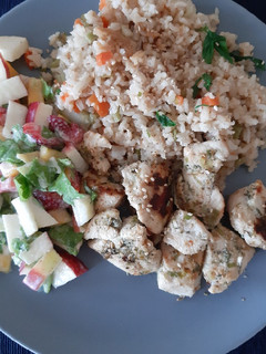 Una foto de Pollo asado con hierbas, arroz con verduras y ensalada tropical