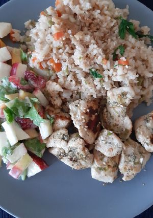 Una foto de Pollo asado con hierbas, arroz con verduras y ensalada tropical