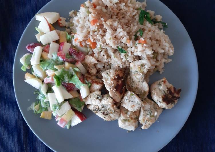 Pollo asado con hierbas, arroz con verduras y ensalada tropical