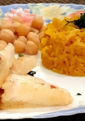 Una foto de Abadejo con timbal de arroz y garbanzos