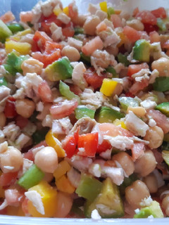 Una foto de Ensalada de garbanzos