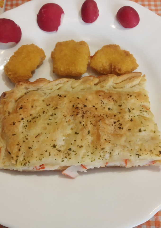 Una foto de Hojaldre relleno de atún y surimi