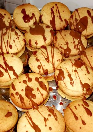 Mézes puszedli citromos vajaskrémmel recept fotója