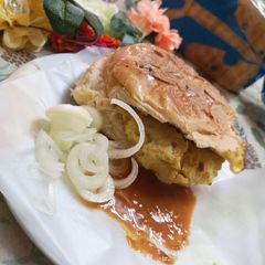 A picture of Bun kabab food street style.