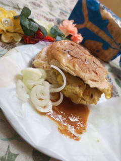 A picture of Bun kabab food street style.