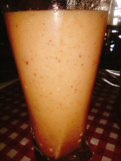 Una foto de Licuado refrescante de 🍌 con frutilla y durazno.. ❤