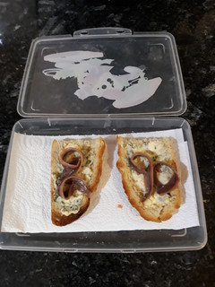 Una foto de Tostadas de queso azul con anchoas